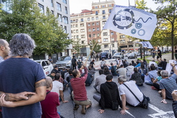 Bizkaiko metaleko langileak patronalaren aurrean errepidea mozten duela egun batzuk, protesta batean