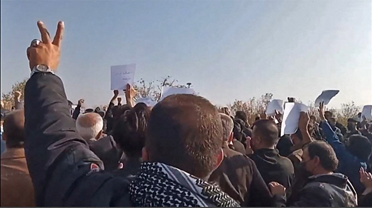 Iraníes marchan hacia la tumba de Masha Amini en el día 40 tras su muerte, que pone fin al luto.