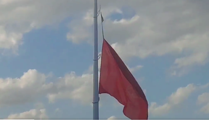 La bandera de la plaza de los Fueros, rasgada por el viento.