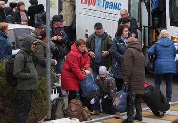 Refugiados ucranianos huyendo de Jersón.