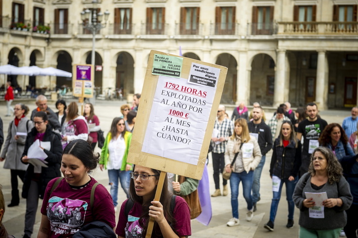 Arabako egoitza pribatuen langileek egindako manifestazioaren hasiera, Gasteizko Plaza Berrian.