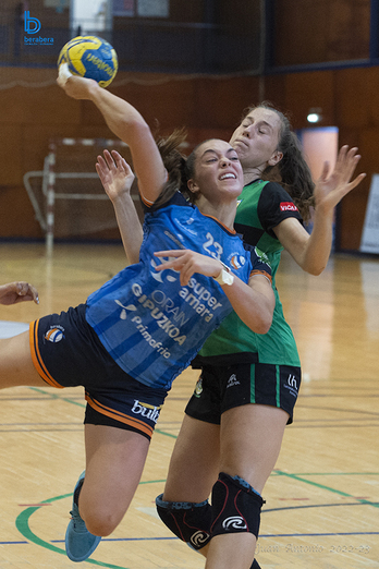 Aileen Ripa, a la derecha, trata de defender a Paula Arcos durante el Torneo de Egia. 