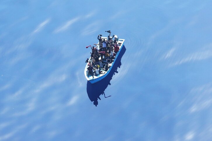 Una de las barcas precarias avistadas por el avión ‘Seabird’ de la ONG Sea Watch.