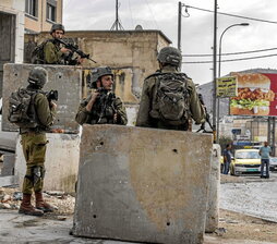 Soldados israelíes, en un control al sur de Nablús.