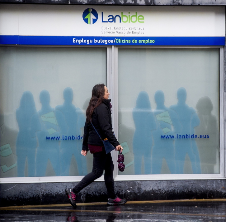 Una mujer pasa ante una oficina de Lanbide en Barakaldo.