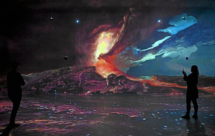 Joseph Wrighten "Vesuvioren erupzioa" artelanaz guztiz miretsitako ikusle bi. Daniel LEAL | AFP