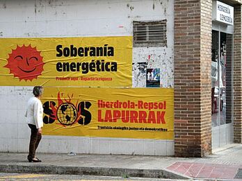 Carteles colocados por Sortu en Lizarra.