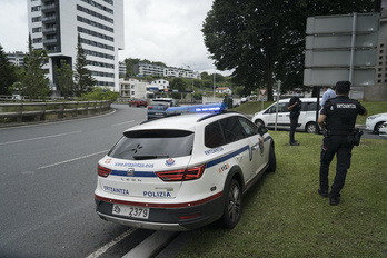 Agentes de la Ertzaintza, durante un operativo en Donostia.