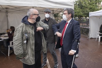 Encuentro entre director y alcalde durante el rodaje en Bilbo.