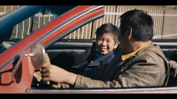 Amra (Bat-Ireedui Batmunkh) y su padre Erdene (Yalalt Namsrai).