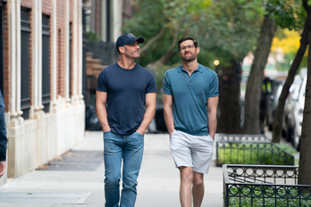 Aaron (Luke MacFarlane) y Bobby (Billy Eichner) paseando en N.Y.