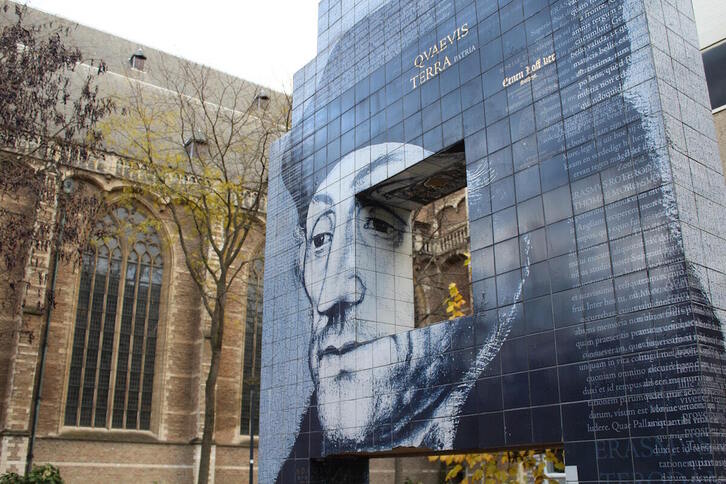 Erasmus filosofoaren irudia Rotterdameko eraikin batean.