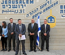 El director general del Ministerio de Energía israelí, Lior Schillat, tras la firma del acuerdo.