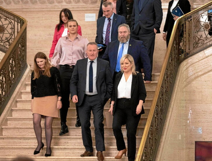 La ministra principal norirlandesa designada, Michelle O’Neill, con el grupo de Sinn Féin.