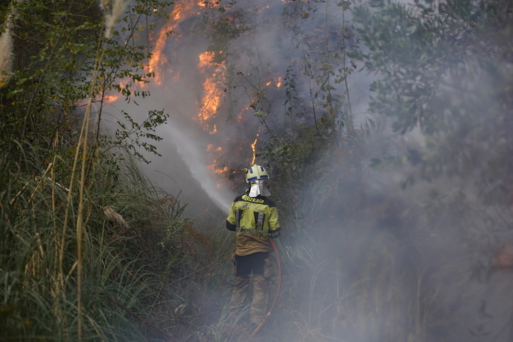 Un bombero en las labores de extinción del fuego en Berango.