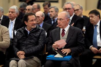 El expresidente de Bankia Rodrigo Rato (derecha) junto al exconsejero de Caja Madrid José Antonio Moral Santín (al lado de Rato a la izquierda de la imagen), durante la primera sesión del juicio por la salida a Bolsa de Bankia.