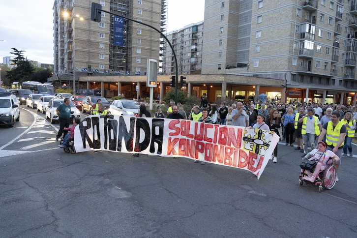 Manifestación celebrada en Sanduzelai para pedir el soterramiento del tráfico en la rotonda de la avenida de Nafarroa, en una imagen de archivo.