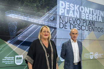 Aintzane Oiarbide, diputada de Infraestructuras Viarias, y Alfredo Etxeberria, director de Bidegi.