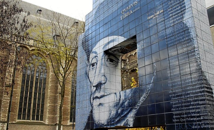 Erasmus filosofoaren irudia Rotterdameko eraikin batean.