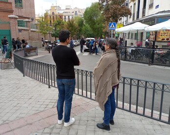 Los activistas salvadoreños Jason García y Azucena Ortíz, de espaldas por razones de seguridad, durante su reciente visita a Madrid.