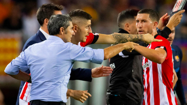 Valverde dando instrucciones a Sancet en el Camp Nou.