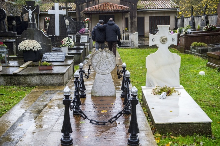 Dos personas caminan junto al panteón de Sabino Arana en el homenaje celebrado el 25 de noviembre de 2019.