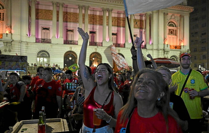 Seguidores de Lula da Silva siguen, sonrientes, el recuento electoral.