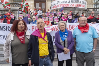 Los portavoces del Movimiento de Pensionistas, este lunes ante el Ayuntamiento de Bilbo.