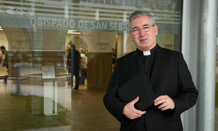 Fernando Prado posa para los medios en Donostia, tras ser nombrado obispo.