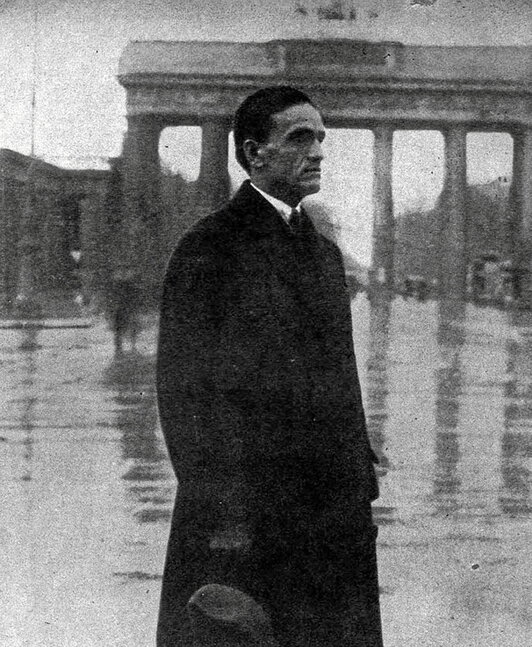 Arriba, César Vallejo en Berlín. A la derecha, en Versalles.