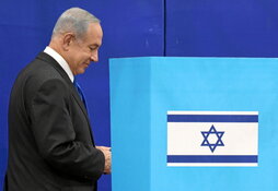 El líder del Likud, Benjamin Netanyahu, deposita su voto.