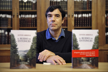 Anton Arriola, con su último libro, ‘El ruido de entonces’.