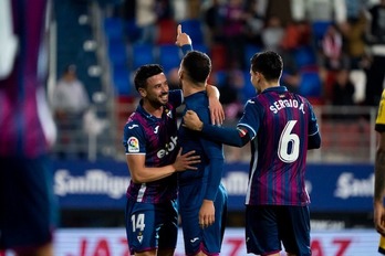 Javi Muñoz y Sergio abrazan a Quique tras lograr el gol de la victoria.