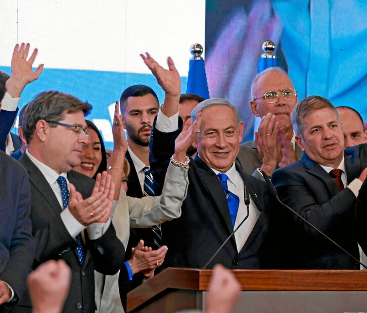 Benjamin Netanyahu, pozarren, jarraitzaileei bere garaipena iragartzen.