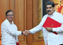 Gustavo Petro y Nicolás Maduro estrechan su mano tras la firma de varios acuerdos.