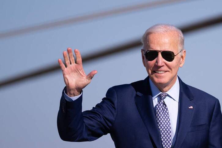 El presidente estadounidense, Joe Biden, se dispone a subir al Air Force One en Maryland.