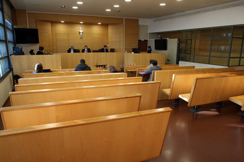 Vista de una de las salas de audiencia del Tribunal de Baiona.