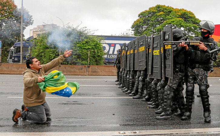 La Policía antidisturbios se prepara para despejar un bloqueo en la carretera Castelo Branco, en las afueras de Sao Paulo.