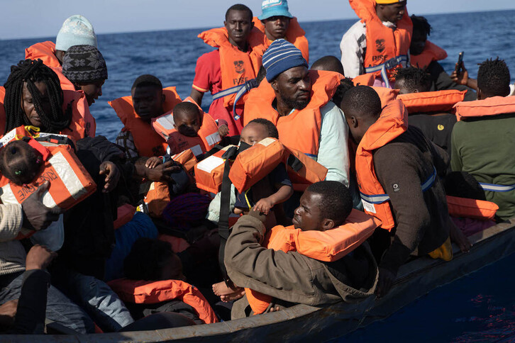 Migrantes rescatados por el barco de rescate Rise Above, perteneciente a la Misión Lifeline.