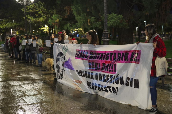 Concentración celebrada este viernes en Santurtzi para denunciar la agresión machista del pasado domingo.