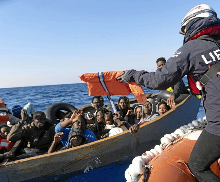 La tripulación del Rise Above, de la Misión Lifeline, en pleno rescate en el Mediterráneo.