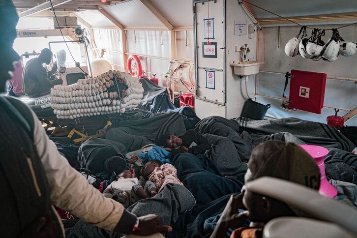 Situación en el interior del barco Rise Above, que alberga a 95 personas rescatadas, muy por encima de su capacidad.