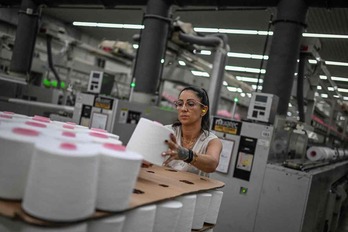 Una trabajadora en la empresa textil Riopele, en Vila Nova de Famalicao, Portugal.