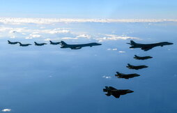 Bombarderos pesados B-1B, cuatro  F-16 de EEUU y cuatro F-35 surcoreanos sobrevolando Corea del Sur.
