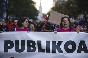 Maider Lopez de Luzuriaga (ezkerrean), Eskola Publikoaz Harro plataformako kidea.