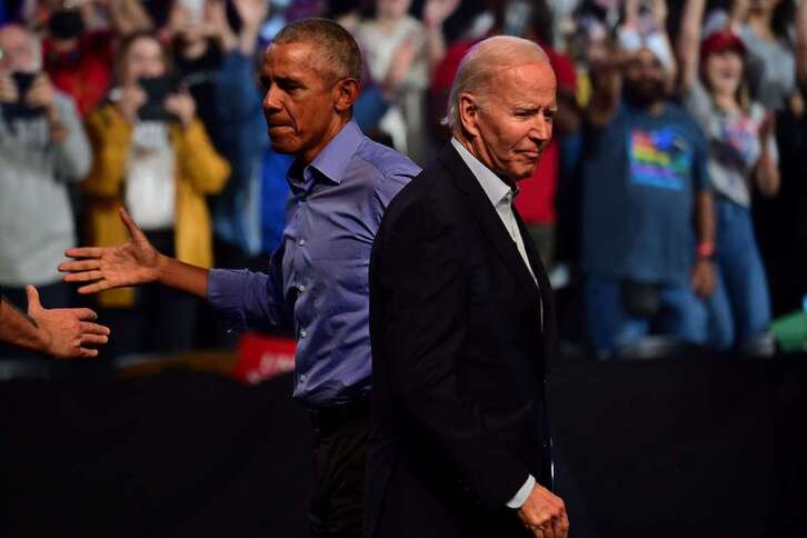 El presidente de EEUU, Joe Biden, con el expresidente Barack Obama, en un mitin electoral en Filadelfia.