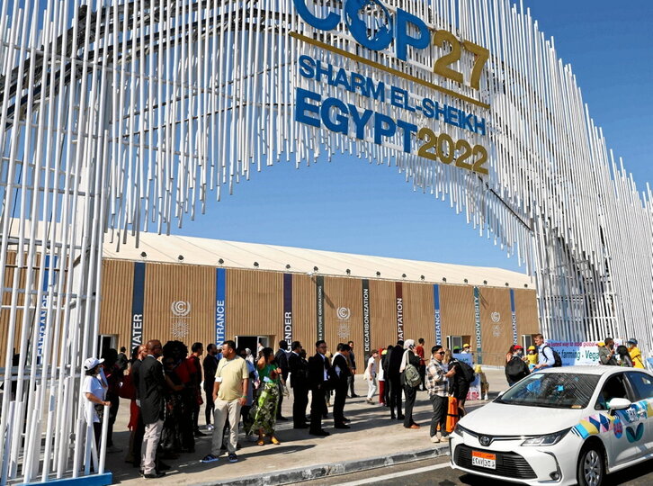Participantes en la COP27, en la entrada del Centro Internacional de Convenciones.