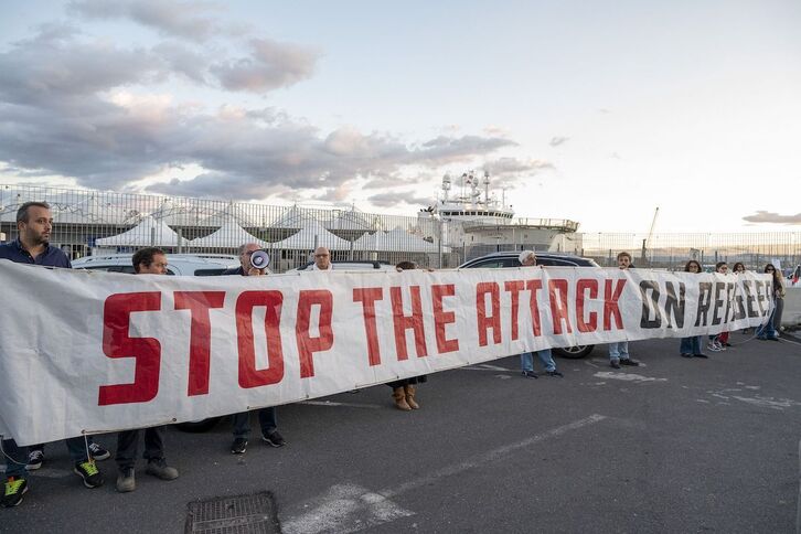 Protesta en el puerto de Catania contra el endurecimiento de la política italiana hacia los migrantes.