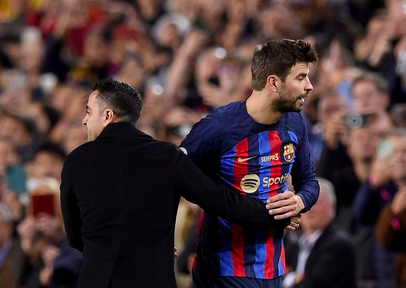 Piqu&eacute; saluda a Xavi tras despedirse del Camp Nou. (Josep LAGO / AFP)