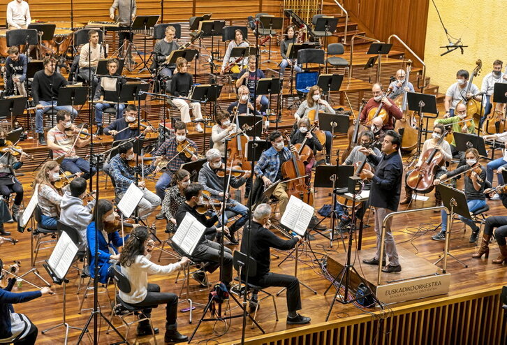 Un momento de la grabación, con Robert Treviño al frente de la Orquesta.